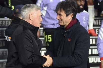 Pacheta saluda a Ancelotti antes del encuentro. / LA LIGA
