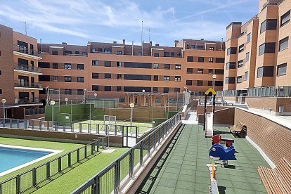 Residencial ‘Arroyovereda’ con la piscina y la pista de pádel que este verano permanecerán cerradas. PHOTOGENIC