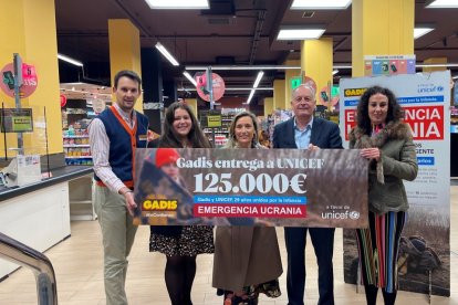 Entrega del cheque de 125.000 euros de Gadis para Ucrania.- E. M.