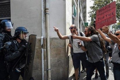 Unos manifestantes increpan a los antidisturbios.-AFP