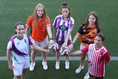 Carla, Emma, Marta, Pilar y Jennifer, representantes del fútbol provincial posan en los Anexos. J.M. LOSTAU