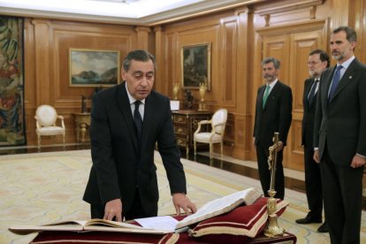 El nuevo fiscal general del Estado, Julián Sánchez Melgar, toma posesión de su cargo en la Sede del Tribunal Supremo ante el Rey, Felipe VI, y el ministro de Justicia, Rafael Catalá-POOL/Zipi / ICA