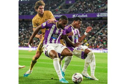 Larin y Plata protegen el balón ante el azulgrana Sergi Roberto. / RV