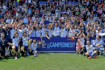 Jugadores y técnicos del VRAC Quesos Entrepinares posan con la copa de campeones.