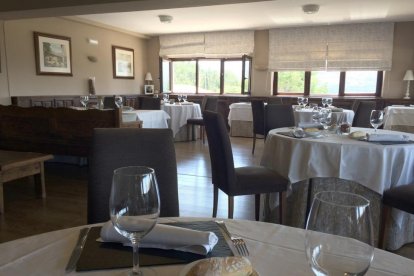 Detalle del comedor con vistas a la sierra del restaurante La Mira de Gredos, en Hoyos delEspino (Ávila).-I.M.