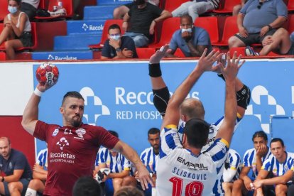 Photogenic/Miguel Ángel Santos. Valladolid. 15/8/2020. Partido amistoso entre el Atlético Balonmano Valladolid Recoletas y el Oporto