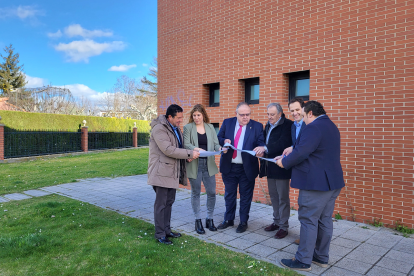 El consejero de Sanidad, Alejandro Vázquez, visita los terrenos para una futura ampliación del Centro de Salud de Laguna de Duero. JCyL/ Ical