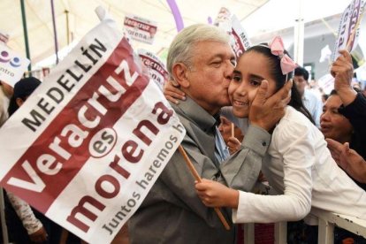 El candidato del partido Morena a las presidenciales de México, Andrés Manuel López Obrador, en un acto político en la localidad de Medellín, a las afueras de la ciudad de Veracruz.-REUTERS