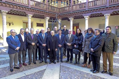 Ricardo Blázquez posa en el patio de la Diputación de Valladolid con el presidente de la institución (a su izquierda), los diputados del PP y el portavoz del PSOE (a su derecha)-J. M. LOSTAU