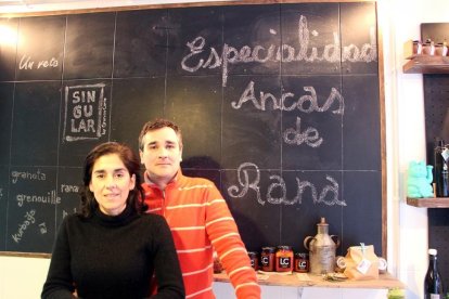 Fabián Simón y Paula Echenique en su tienda que tienen en la capital zamorana.-J.L. CABRERO