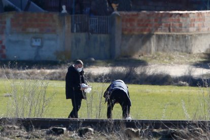 Investigadores de Tráfico del la Guardia Civil en el lugar donde apareció el cuerpo. -J.M.LOSTAU