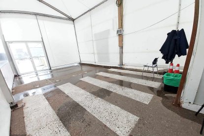 Carpas en el parking de los hospitales. E.M.