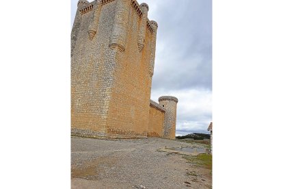 Estado del pavimento a los pies de la torre del homenaje del castillo.-A.T.