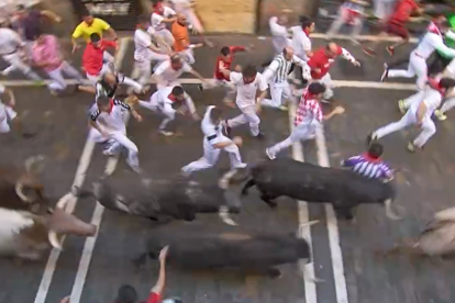 Fotograma de la caída del hincha del Pucela que se cayó en el cuarto encierro de San Fermín.- E. M.