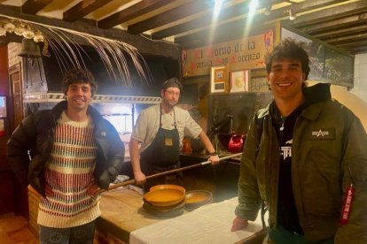 Imagen de los Javis durante su visita al conocido restaurante vallisoletano 'La Parrilla de San Lorenzo'. -E.M.