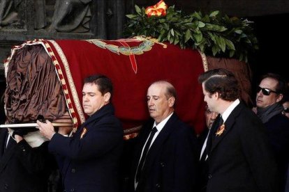 Los familiares de Franco trasladan el féretro.-EFE / MARISCAL