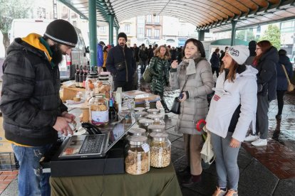 Mercado ecológico de Plaza España. / J.M. LOSTAU