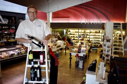 Gabriel García, sobre la escalera, en el interior de la tienda de vinos del complejo El Ventorro, donde encuentra integrada la bodega ribereña y familiar Linaje Garsea.-ARGICOMUNICACIÓN