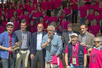 El humorista Leo Harlem interviene en la presentación de la 41 Marcha Asprona, ayer en el Valle de los 6 Sentidos de Renedo de Esgueva.-ICAL