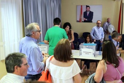Varias personas participan en el proceso electoral para elegir al presidente del PP-RUBÉN CACHO / ICAL