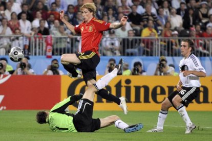 Fernando Torres ante Jens Lehmann en la final de la Eurocopa de 2008-/ MARTIN MEISSNER (AP)