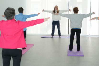 Clases de yoga en el centro de vida activa de Parquesol.- J.M. LOSTAU