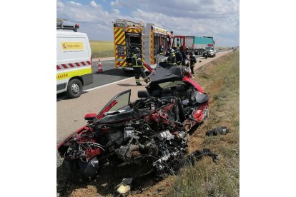 Estado en el que quedó el vehículo del médico tras el accidente.- E. M.