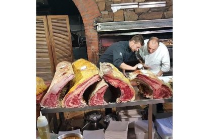 José Gordón con su equipo de cocina. El Capricho ofrece una oportunidad de sabores, texturas y aromas en torno a la carne de buey de razas autóctonas e ibéricas.-L. P.