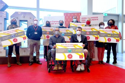 RÍO Shopping entrega los importes recaudados a través de la venta de los puntos solidarios del centro comercial en el pasado año 2021.- ICAL