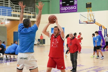 Óscar Puente, de corto, en el partido benéfico de amigos de Lalo contra amigos de Hermosilla. / J. M. LOSTAU