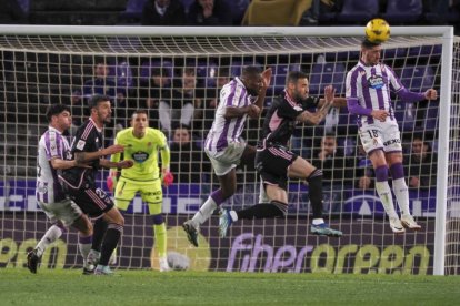 Escudero despeja de cabeza un centro del Albacete. / LALIGA