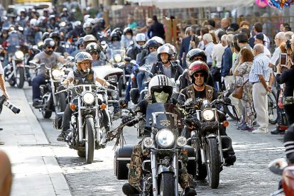 Gran cantidad de motociclistas junto a sus Harley Davidson circularon por la Plaza Mayor para mostrar su «estilo de vida».-J.M. LOSTAU