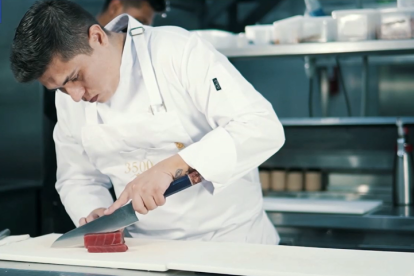 El ecuatoriano Alejandro Huertas prepara su pincho de atún y quinoa. El Mundo