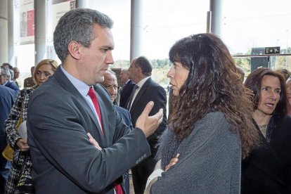 Javier Izquierdo y Ana Redondo ayer en los Premios.-MIGUEL ÁNGEL SANTOS