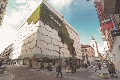 Fachada verde de El Corte Inglés de la calle Constitución de Valladolid /PABLO REQUEJO/PHOTOGENIC