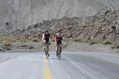 César Mato y Óscar Pujol pedalean durante una jornada de la’ Across Andes’ 2019, con la cordillera al fondo de la imagen.-E.M.