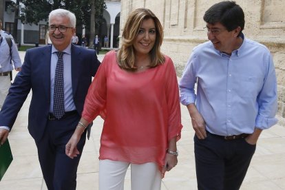 La presidenta de la Junta de Andalucía, Susana Díaz, junto al líder de Cs en la comunidad, Juan Marín (derecha), en una imagen del 2016.-EFE / JOSÉ MANUEL VIDAL