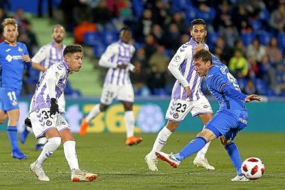 Suárez envía un pase en profundidad ante las miradas de Borja, Salisu y Anuar, en el partido de ida.-PHOTO-DEPORTE