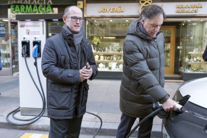 El delegado institucional de Iberdrola en Castilla y León, Miguel Calvo, y el alcalde de Salamanca, Carlos García Carbayo (D), ponen en marcha el primer punto de recarga rápida para vehículos eléctricos en la vía pública de Salamanca. - ICAL