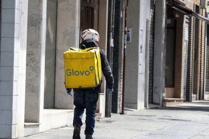 .- PHOTOGENIC/MIGUEL ÁNGEL SANTOS. GLOVO EN LA CALLE PADILLA