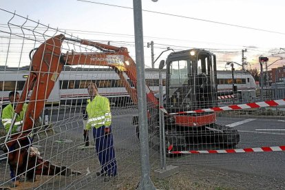 A primera hora operarios de Adif lo cerraron, pese a las quejas de los vecinos-Ical