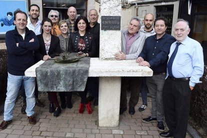 Foto de familia de la hostelería local de Arévalo, que forma parte del colectivo Asadhos.-ARGICOMUNICACIÓN