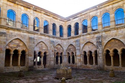 Imagen del patio del claustro del monasterio de Aguilar de Campoo.-CÉSAR DEL VALLE Y MARCE ALONSO