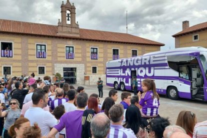 El Real Valladolid viaja al estadio arropado por decenas de motos desde el AC Santa Ana. / E. M