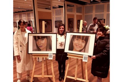 La artista vallisoletana Laura Serrano obsequia dos retratos a las actrices Lucía Ramos y Luna Fulgencio en Madrid. E.P.