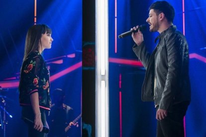 Aitana y Cepeda se besan en el ensayo del concierto de OT en el Bernabéu.-/ PERIODICO