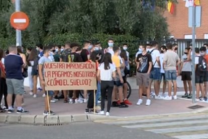 Alumnos del IES María Moliner de Laguna de Duero en la protesta de esta tarde a las puertas del instituto. - LA 8 VALLADOLID