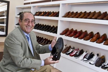 El leonés  Andrés Ferreras, fundador de Masaltos.com, muestra uno de los modelos de zapatos que te hacen crecer siete centímetros.-EL MUNDO