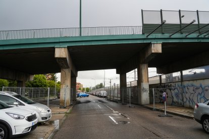 Paso sobre la vía en la calle Daniel del Olmo.-J. M. LOSTAU