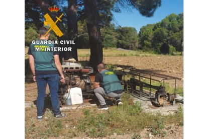 Agentes del Equipo Roca comprobando material sustraído en un robo.- E. M.